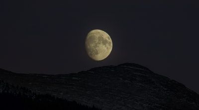 夜晚四分之一月亮下的山